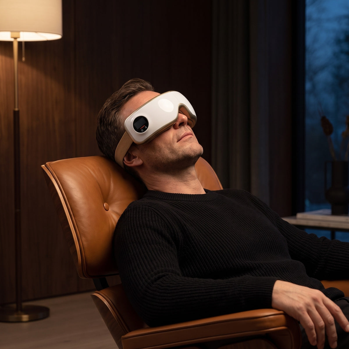 Man i fåtölj med Hvilo Massagemask