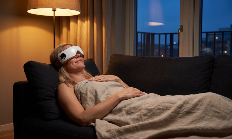 Vilar under en filt med masken på